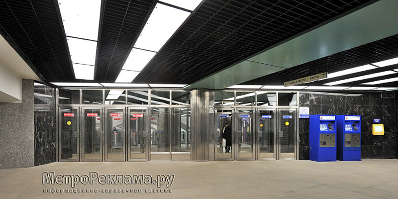 Станция "Зябликово". Подземный вестибюль, кассовый зал, справа от входных дверей установлены автоматы для приобретения проездных билетов.