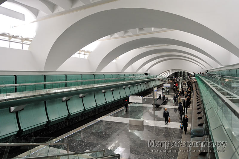 Станция "Зябликово". Станционный зал. Над станционными путями оборудованы балконы для следования пассажиров на станцию "Красногвардейская" Замоскворецкой линии.
